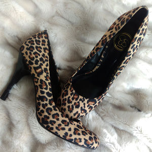 Round toe cheetah print pumps 4" heels 8.5